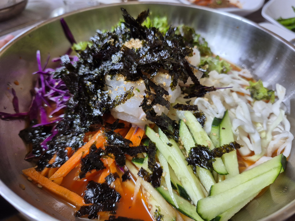 Bukhanganghoetjip (북한강횟집) 2