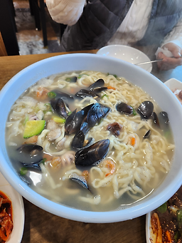 Hangarisonkalguksu (항아리손칼국수) 1
