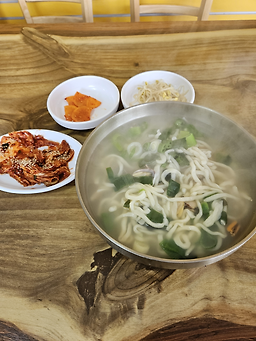 Eommasonpatkalguksu (엄마손팥칼국수) 2