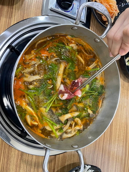 Dongbaekeolkeunsyabeukalguksu (동백얼큰샤브칼국수) 2