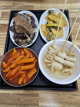 Yumyeonghan tteokboki twigim (유명한 떡볶이 튀김) 2