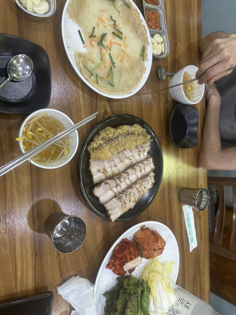 Hanbangmaneulbossam (한방마늘보쌈) 3