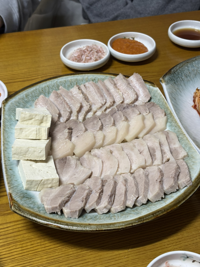 Gukbapgwabossam (국밥과보쌈) 1