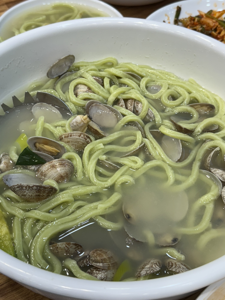 Seomnarubajirakkalguksu (섬나루바지락칼국수) 1