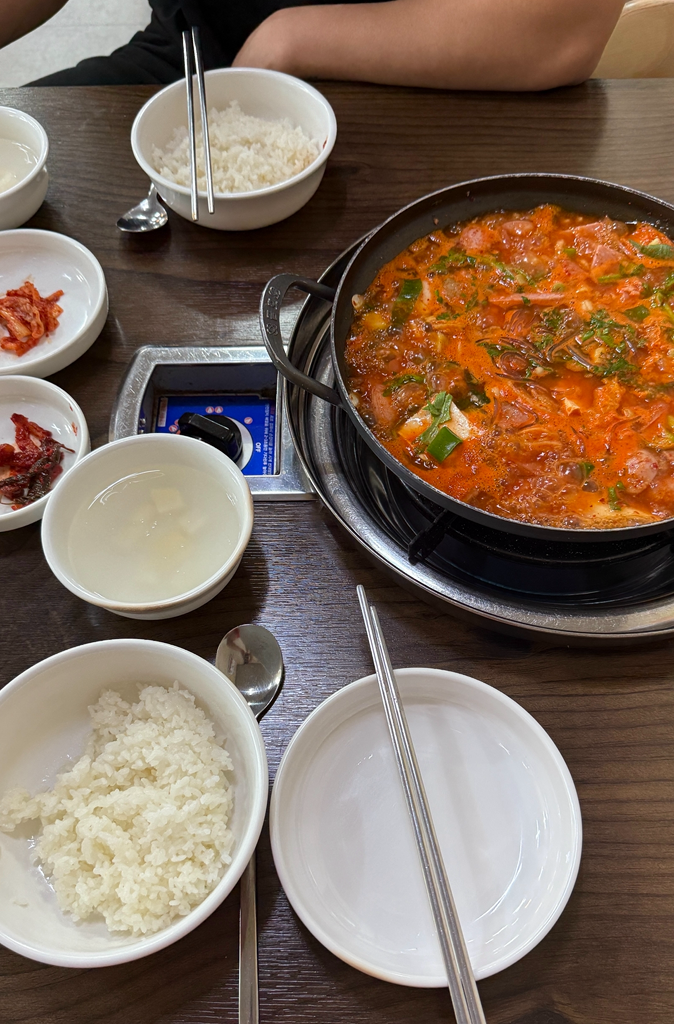 Dongducheonhosubudaejjigae (동두천호수부대찌개) 1