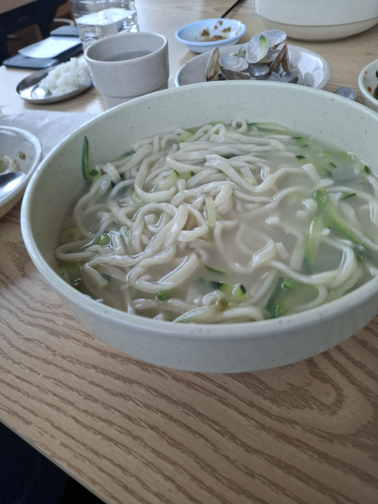 Bibongsonkalguksu (비봉손칼국수) 1