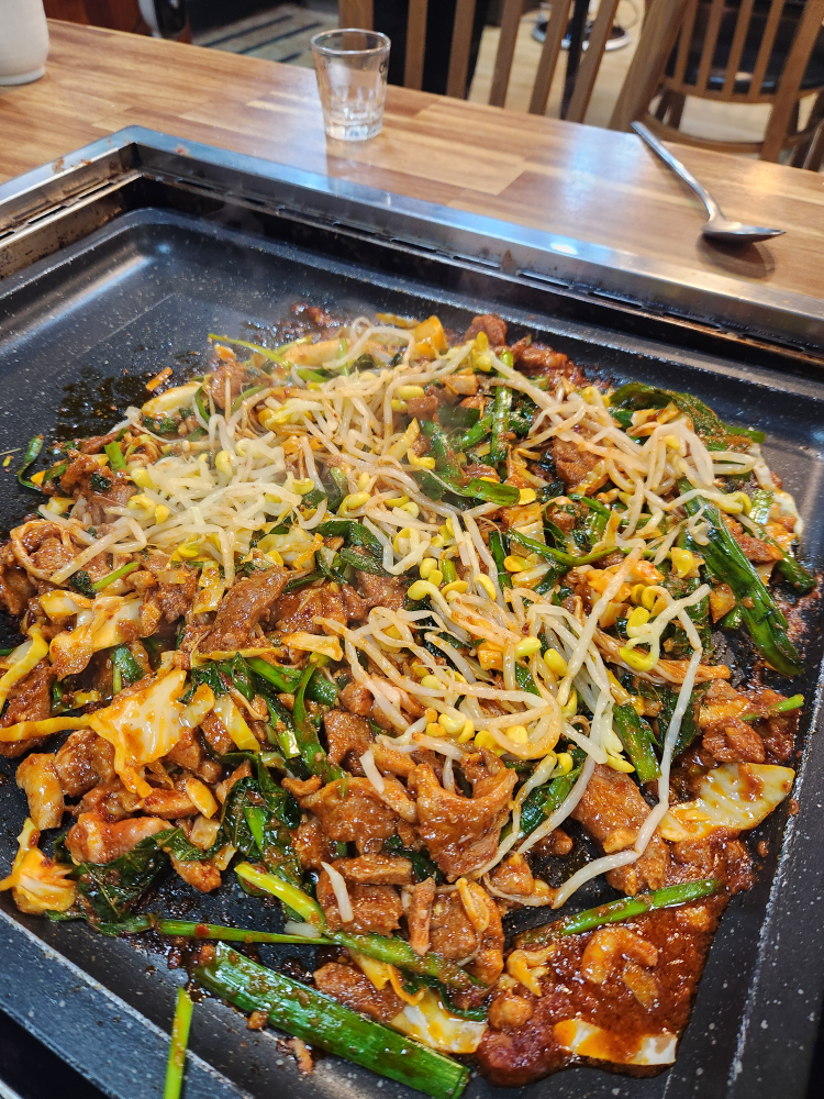 Hwanggeumdwaejiorigui (황금돼지오리구이) 1