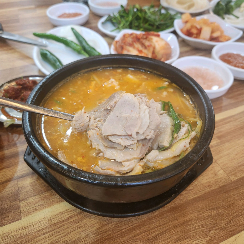 Subokdwaejigukbap (수복돼지국밥) 1