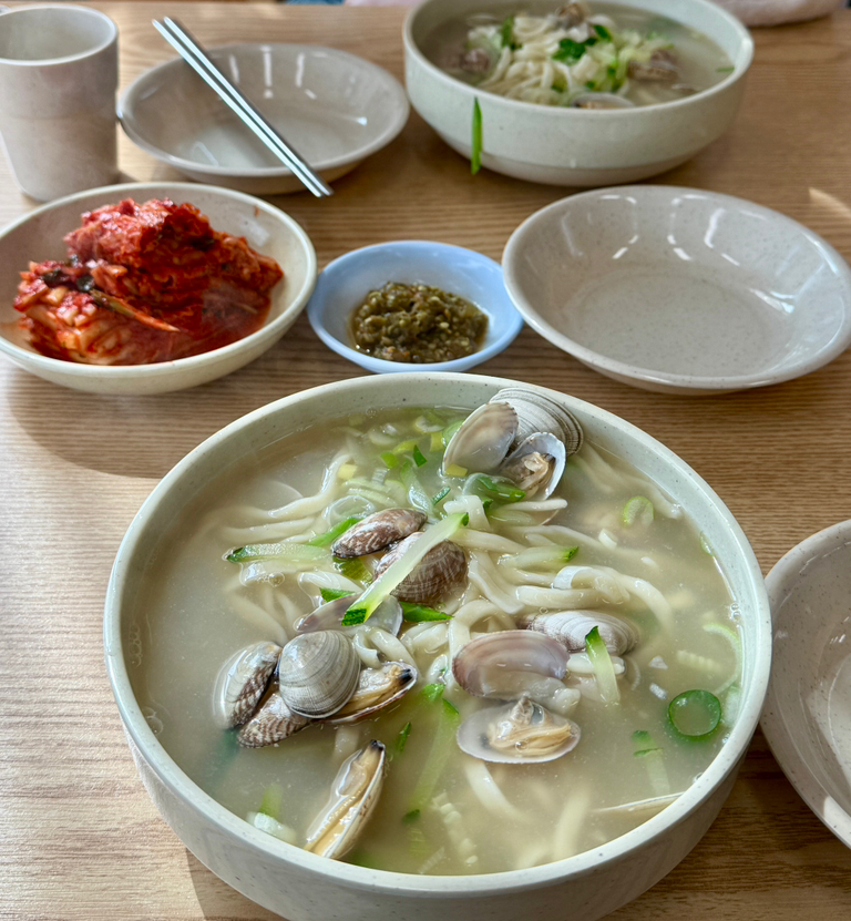 Bibongsonkalguksu (비봉손칼국수) 2
