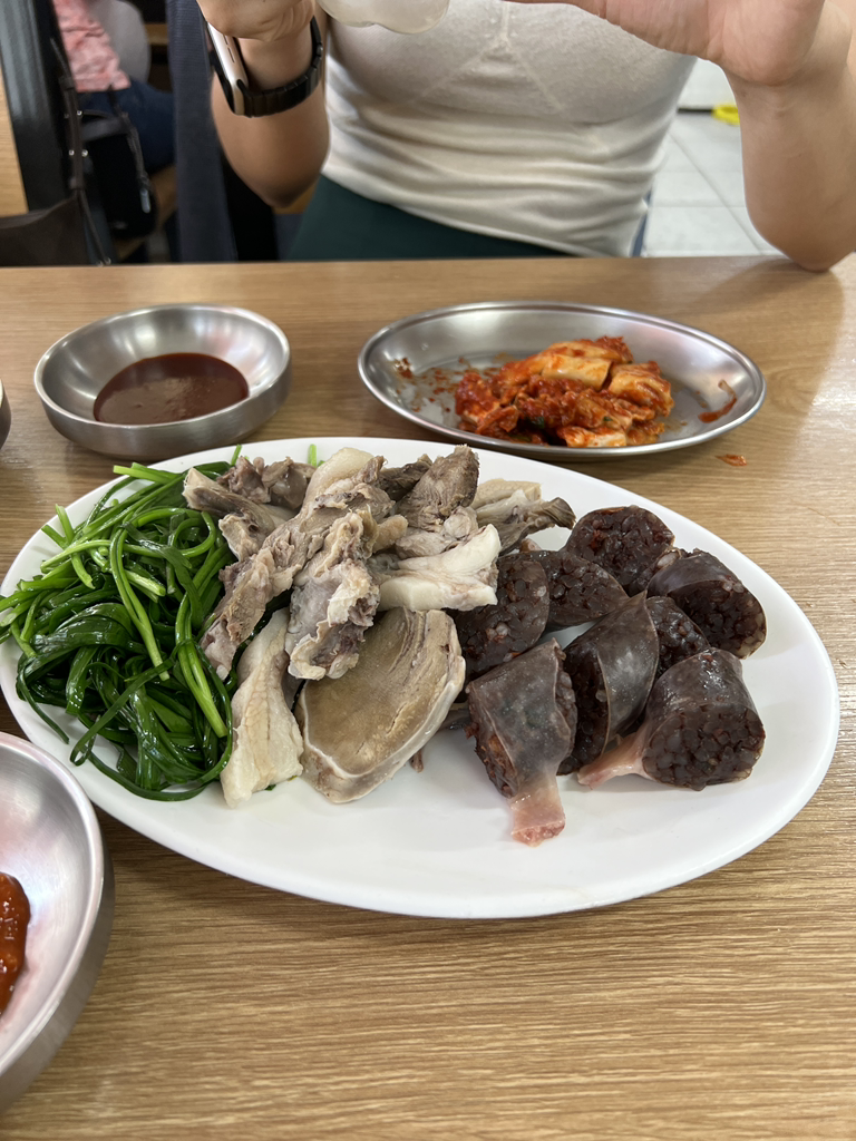 Hyangchonsikdang (향촌식당) 1