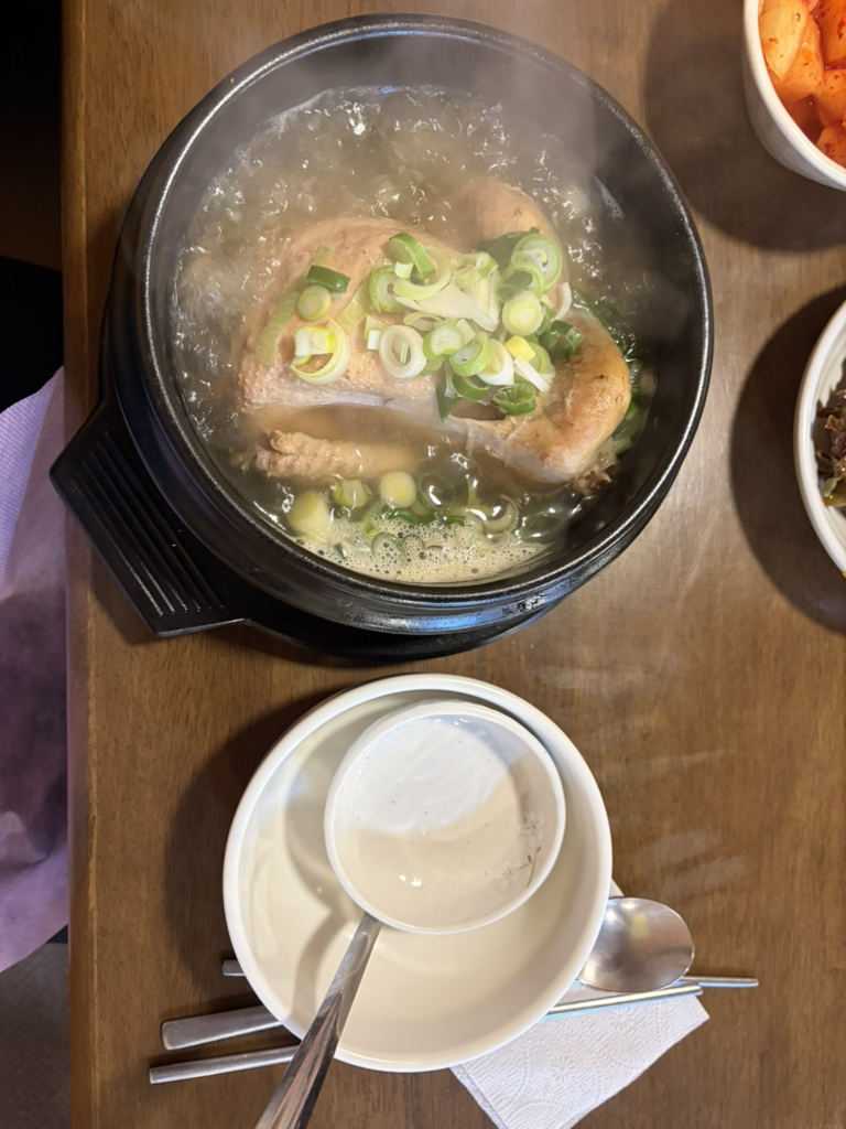 Gyodaeyeokhanbangsamgyetang (교대역한방삼계탕) 1
