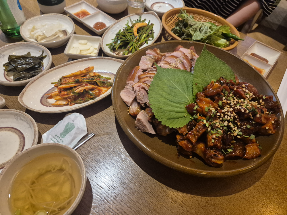 Gajangmatitneunjokbal (가장맛있는족발) 3