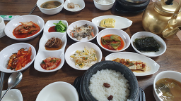 Ipossalbapjeongsik (이포쌀밥정식) 3