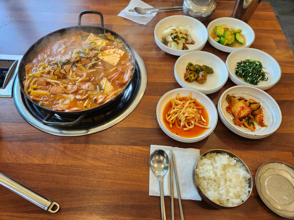 2beonjippalganbudaejjigae (2번지빨간부대찌개) 1