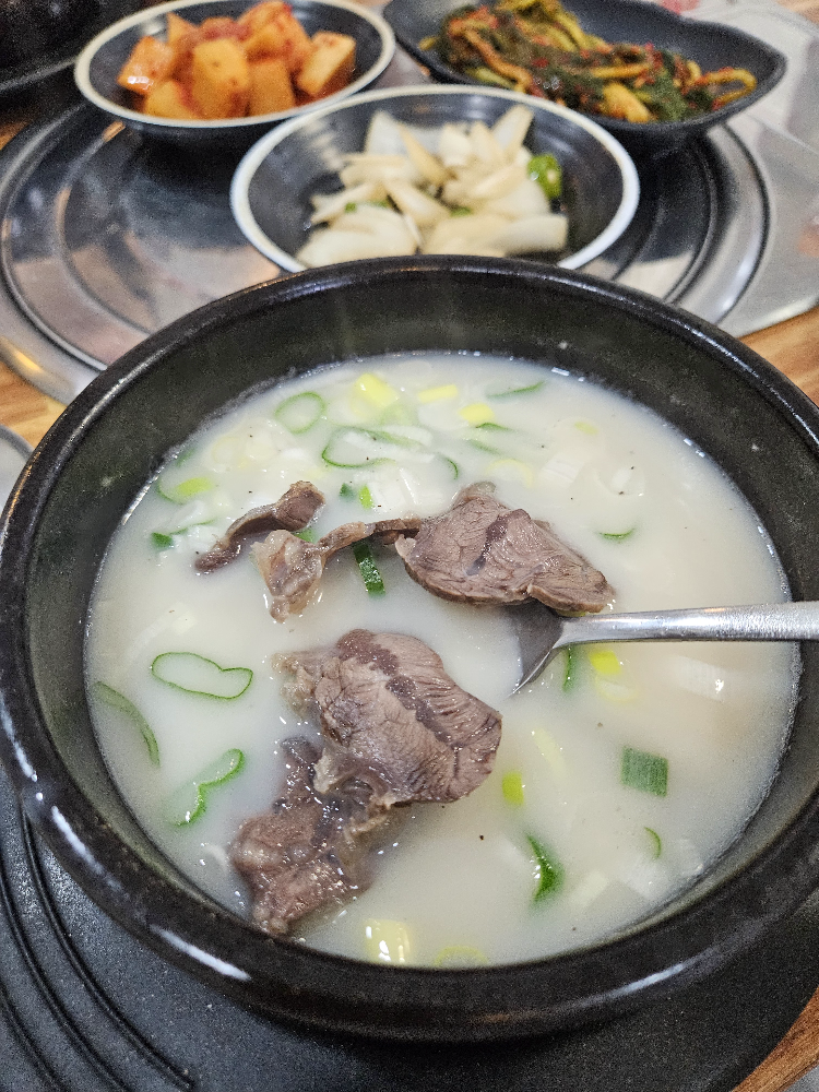 Eomnigomtang (엄니곰탕) 2