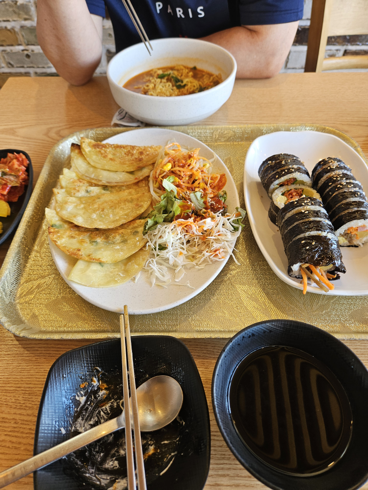 Wanggimbapyeongildaejeom (왕김밥영일대점) 2