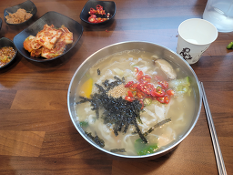 Gwasuwonkalguksu (과수원칼국수) 2