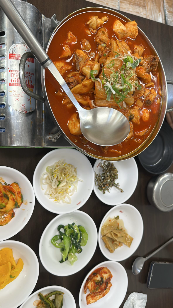 Samgyetanggwahaejangguk (삼계탕과해장국) 1