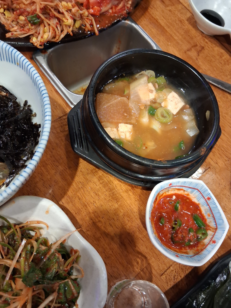 육즈비 1