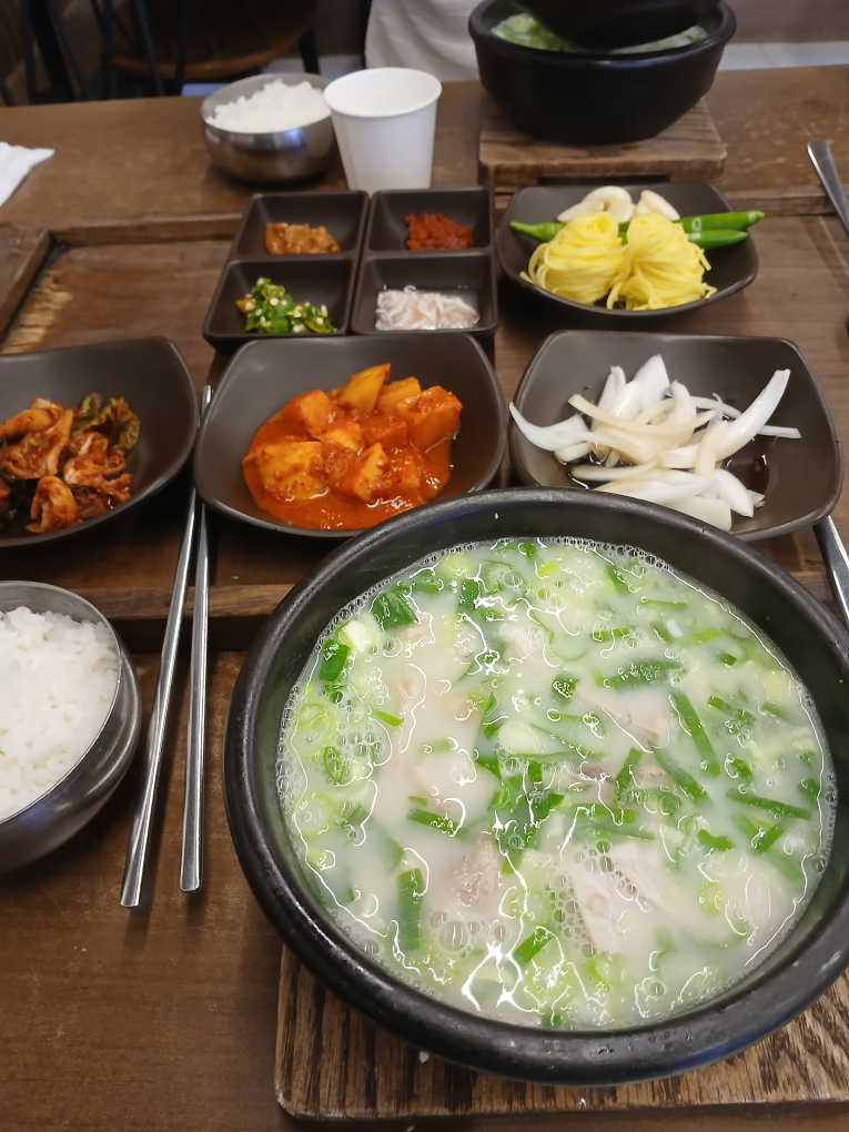 Gimseondwaejigukbap (김선돼지국밥) 2