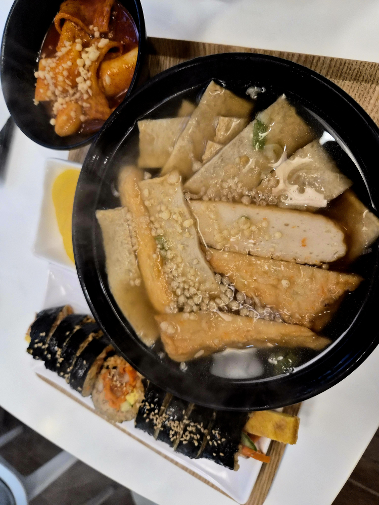 Jaieonteu gimbap (자이언트 김밥) 1