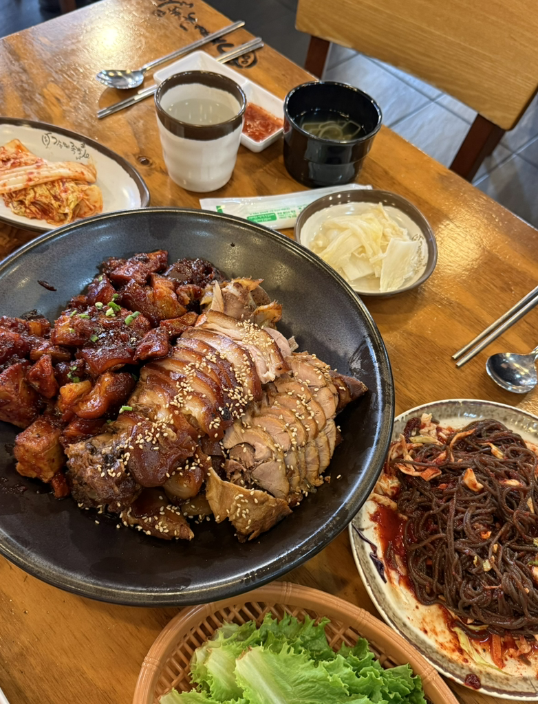 Gajangmatinneunjokbal (가장맛있는족발) 2