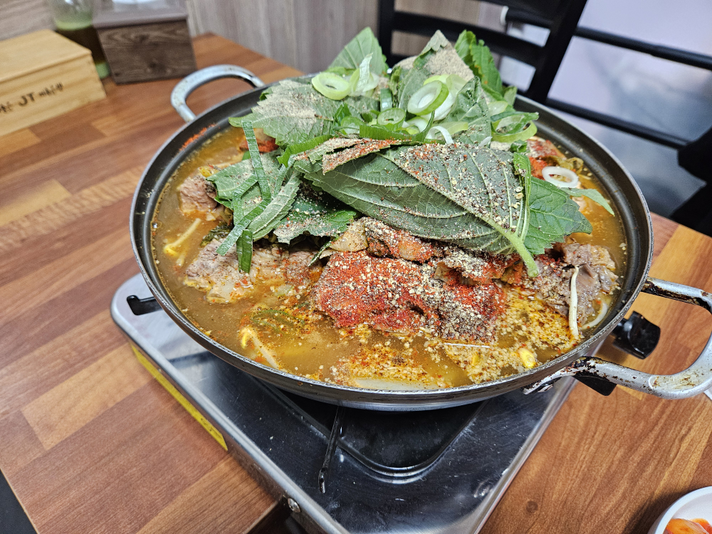 Wageulwageulgamjatang (와글와글감자탕) 3