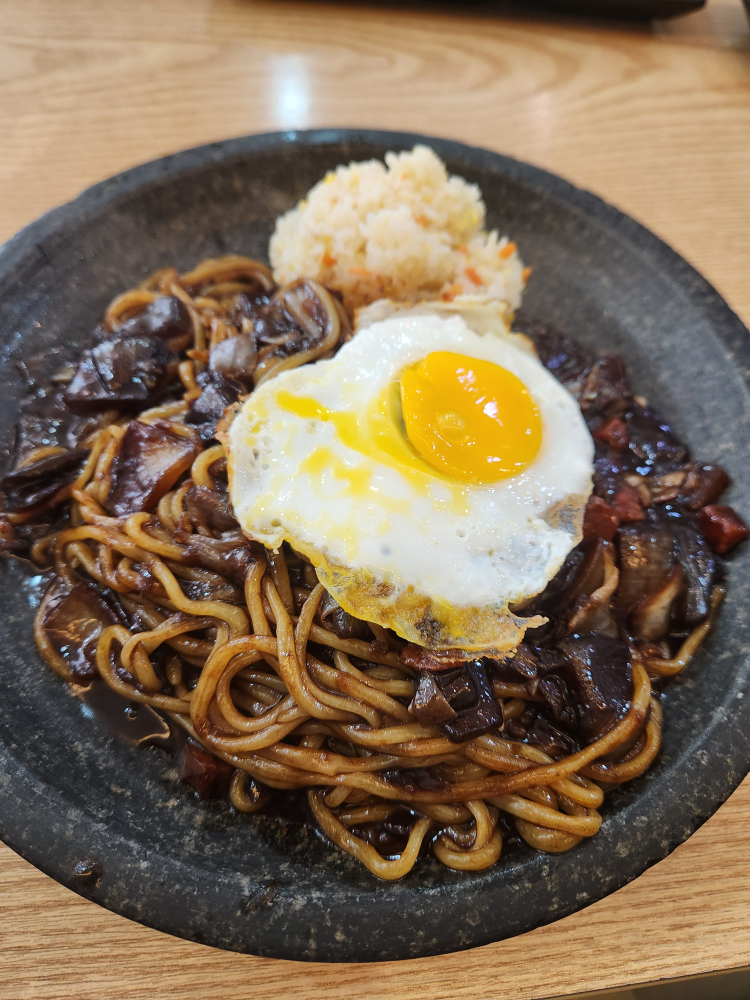 돌위에짜장 사진