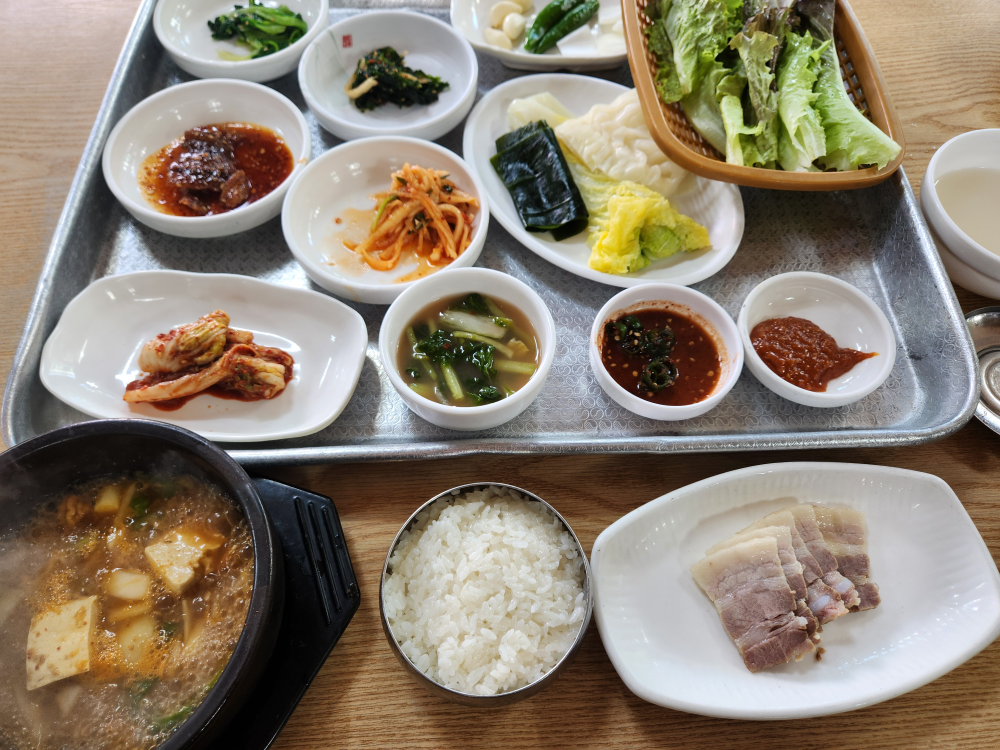 Bujajipdwaejigukbap (부자집돼지국밥) 2