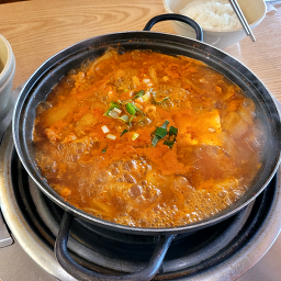 Byeollandwaejigimchijjigae (별난돼지김치찌개) 3