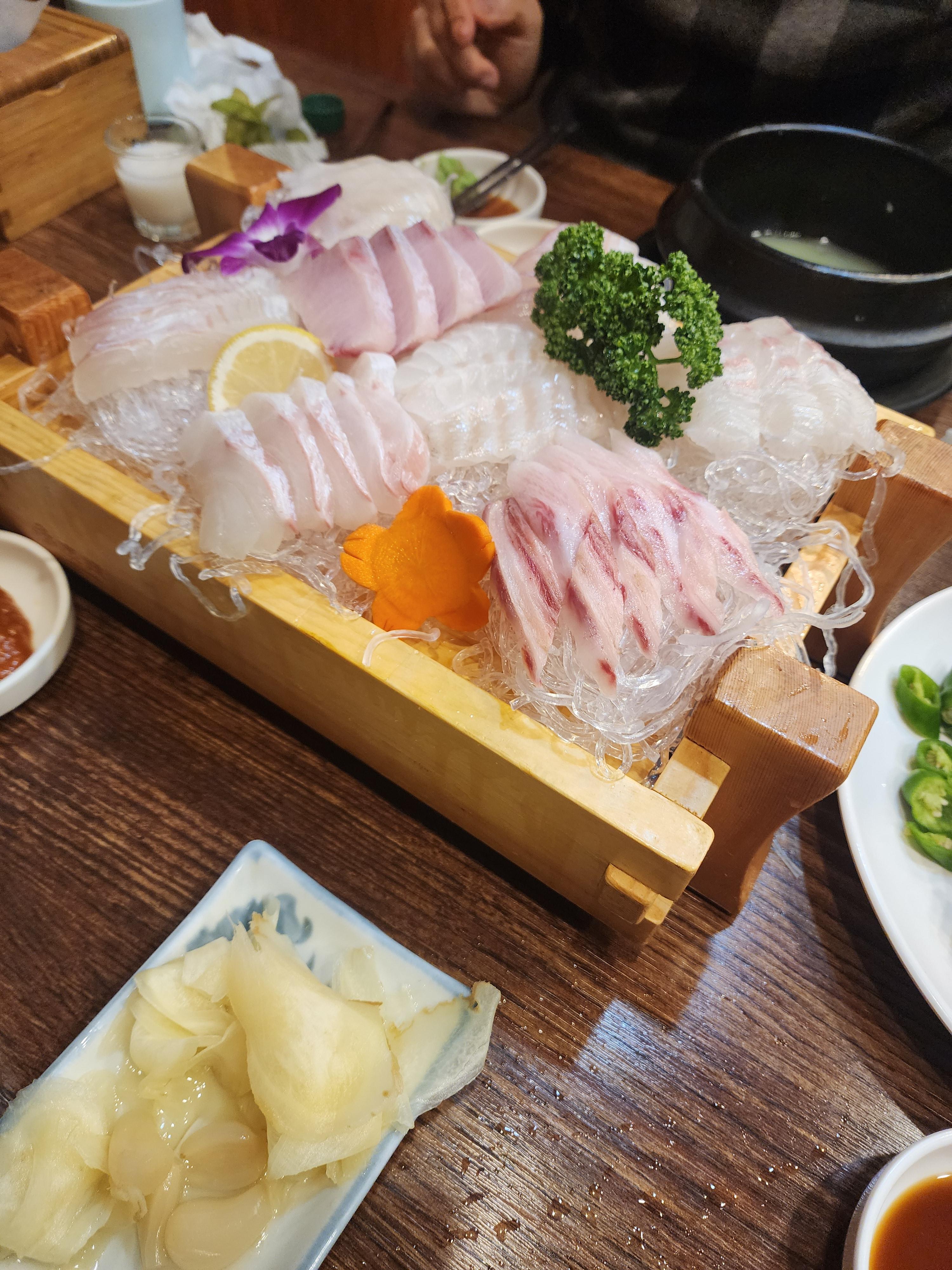 Baengnyeongdohoetjip (백령도횟집) 2