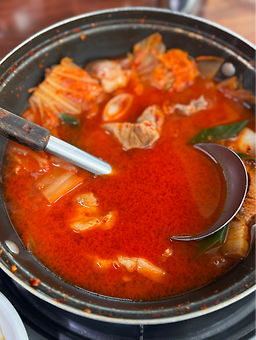 Daebangdonggimchijjigae (대방동김치찌개) 1