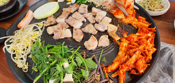 Deodeoksotttukkeongsamgyeopsal (더덕솥뚜껑삼겹살) 1