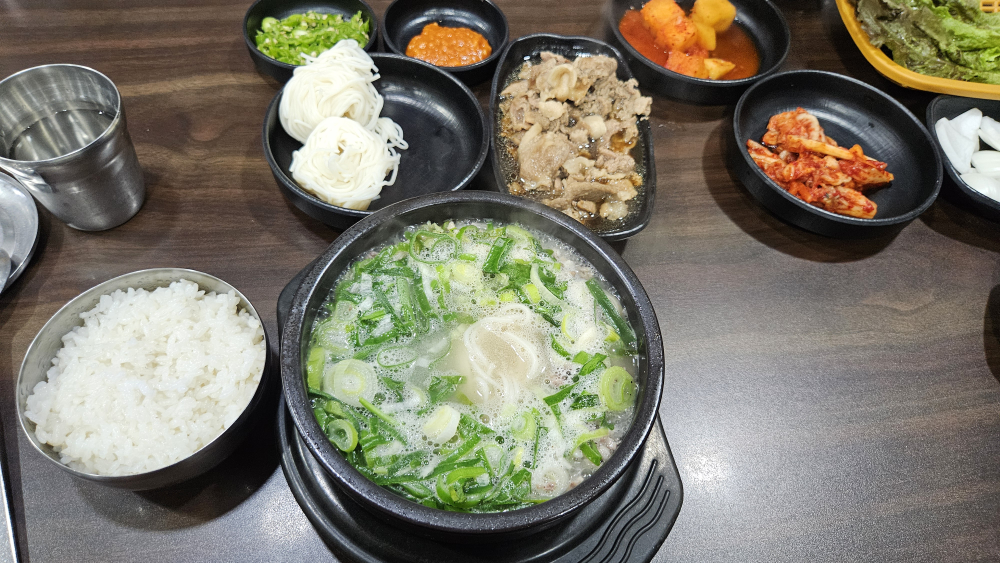 Gimhaegimganedwaejigukbap (김해김가네돼지국밥) 2