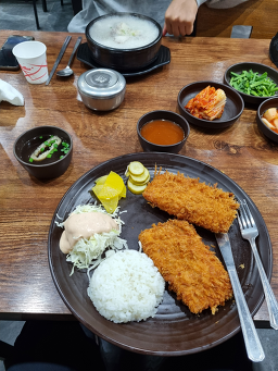 Jinjibang sundaetguk,donkkaseu (진지방 순댓국,돈까스) 1