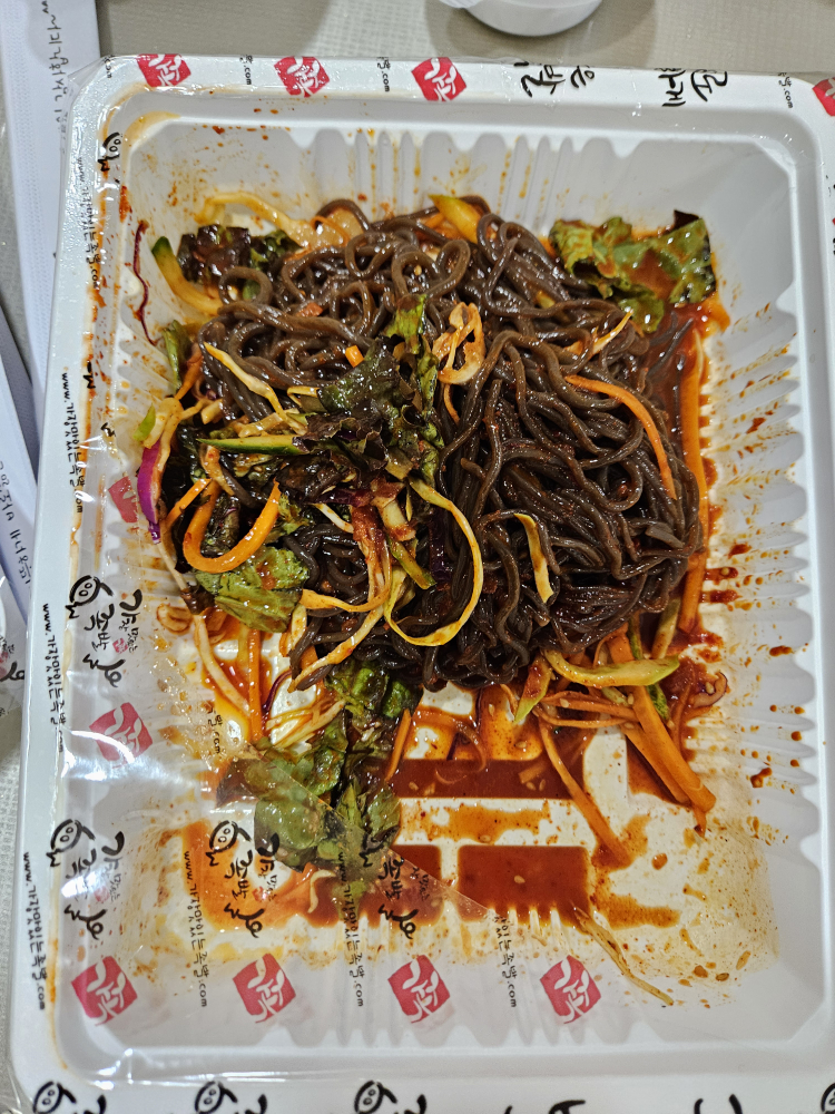 Gajangmatitneunjokbal (가장맛있는족발) 2