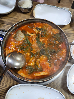 Gangsanmaeuntang (강산매운탕) 2