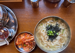Dolgoraesonkalguksu (돌고래손칼국수) 3