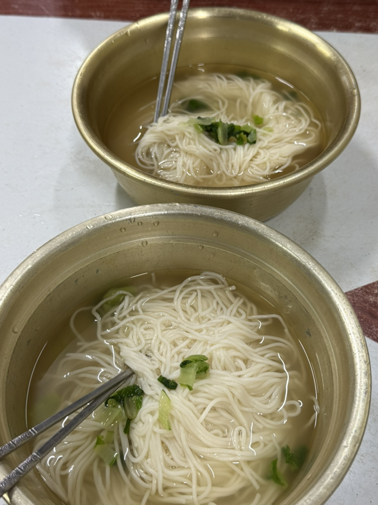 Neoguriwayennalguksu (너구리와옛날국수) 1