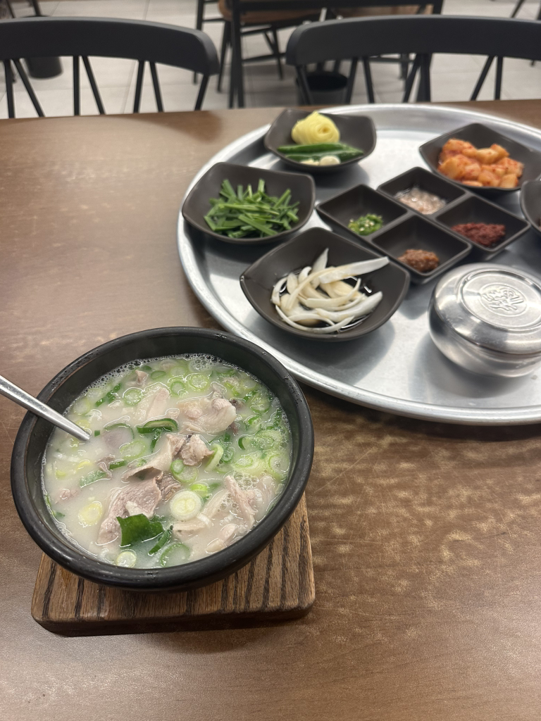 Gimseondwaejigukbap (김선돼지국밥) 1