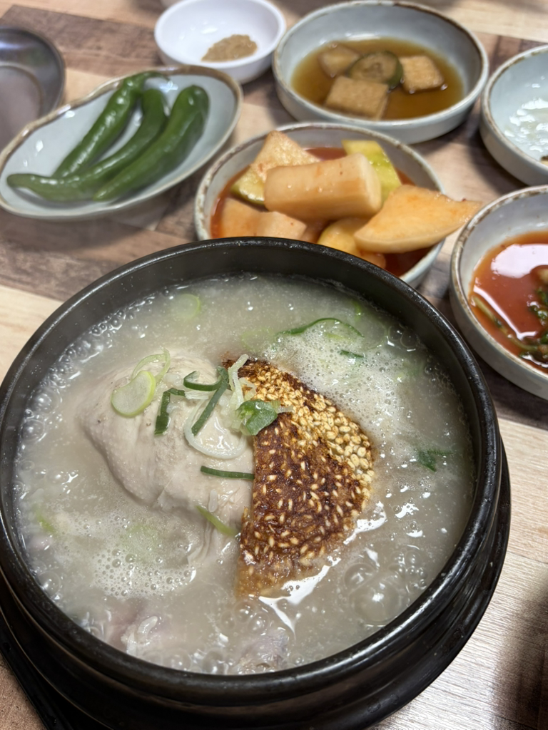Iucheolnurungjisamgyetangapsanjeom (이우철누룽지삼계탕앞산점) 1