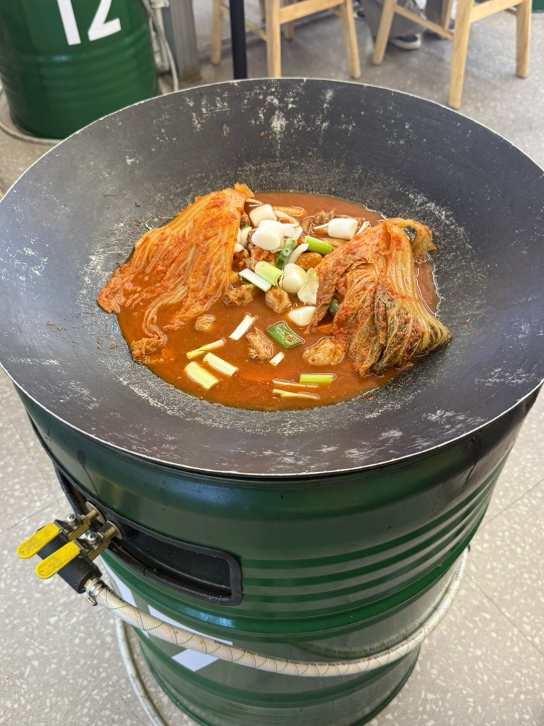 Tongkeunsotttukkeongdakbokeumtang (통큰솥뚜껑닭볶음탕) 2