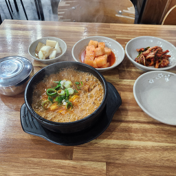 Eomganeyeongyangsundaeguk (엄가네영양순대국) 2
