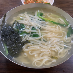 Yakjeondakkalguksu (약전닭칼국수) 2