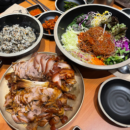 Yadeulyadeulhanboyakjokbal (야들야들한보약족발) 1