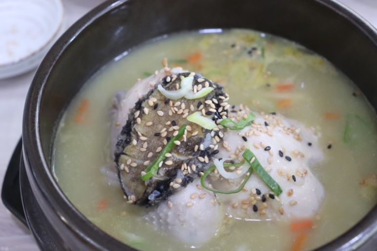 Gimyunmijeonboksamgyetangbukjeong (김윤미전복삼계탕북정) 2