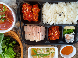 Jangmidwaejigukbap (장미돼지국밥) 2
