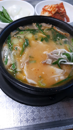 Keungildwaejigukbap (큰길돼지국밥) 3