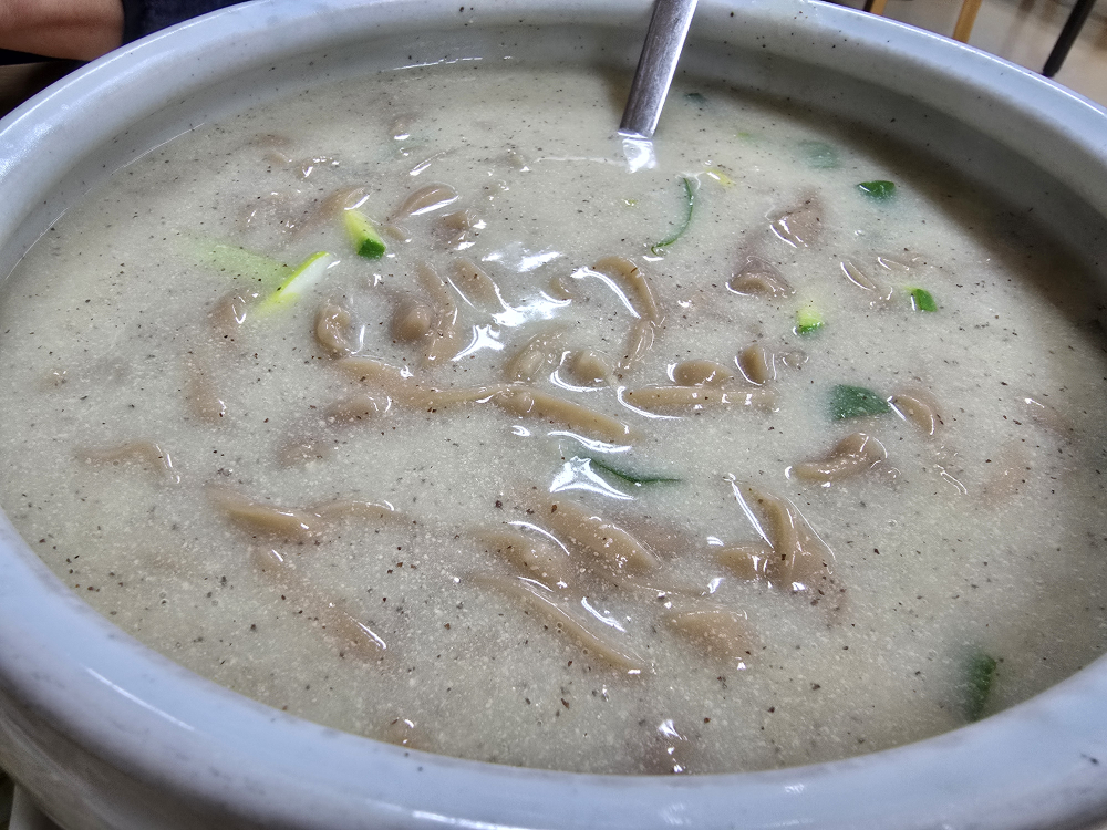 Hangarisujebikalguksu (항아리수제비칼국수) 3