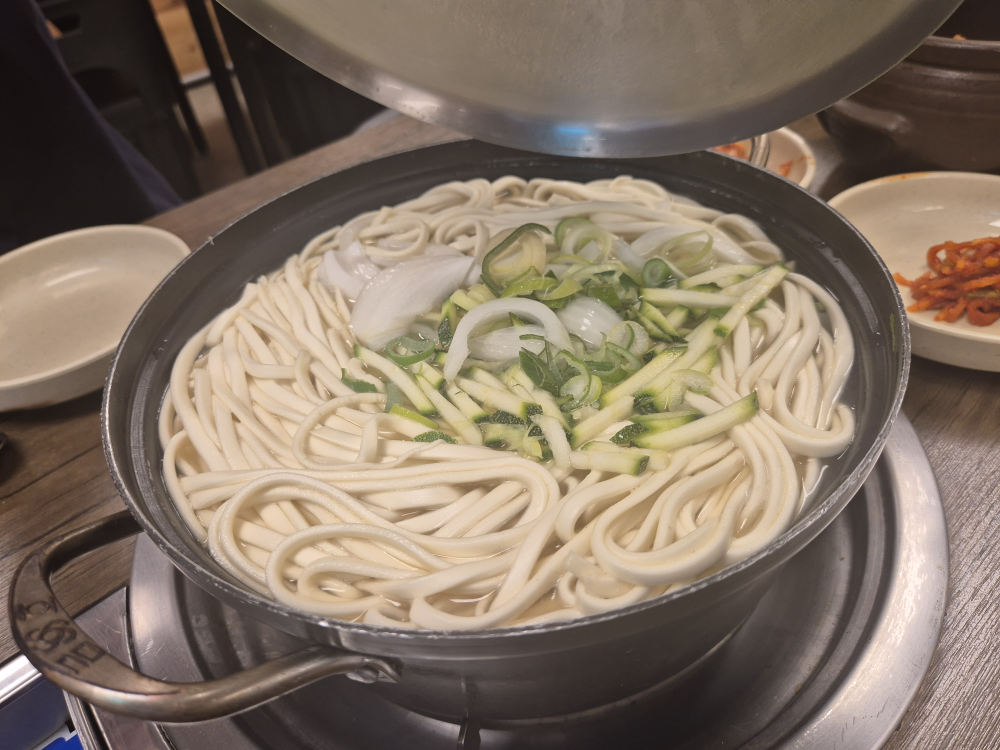 Milbatkalguksu (밀밭칼국수) 3